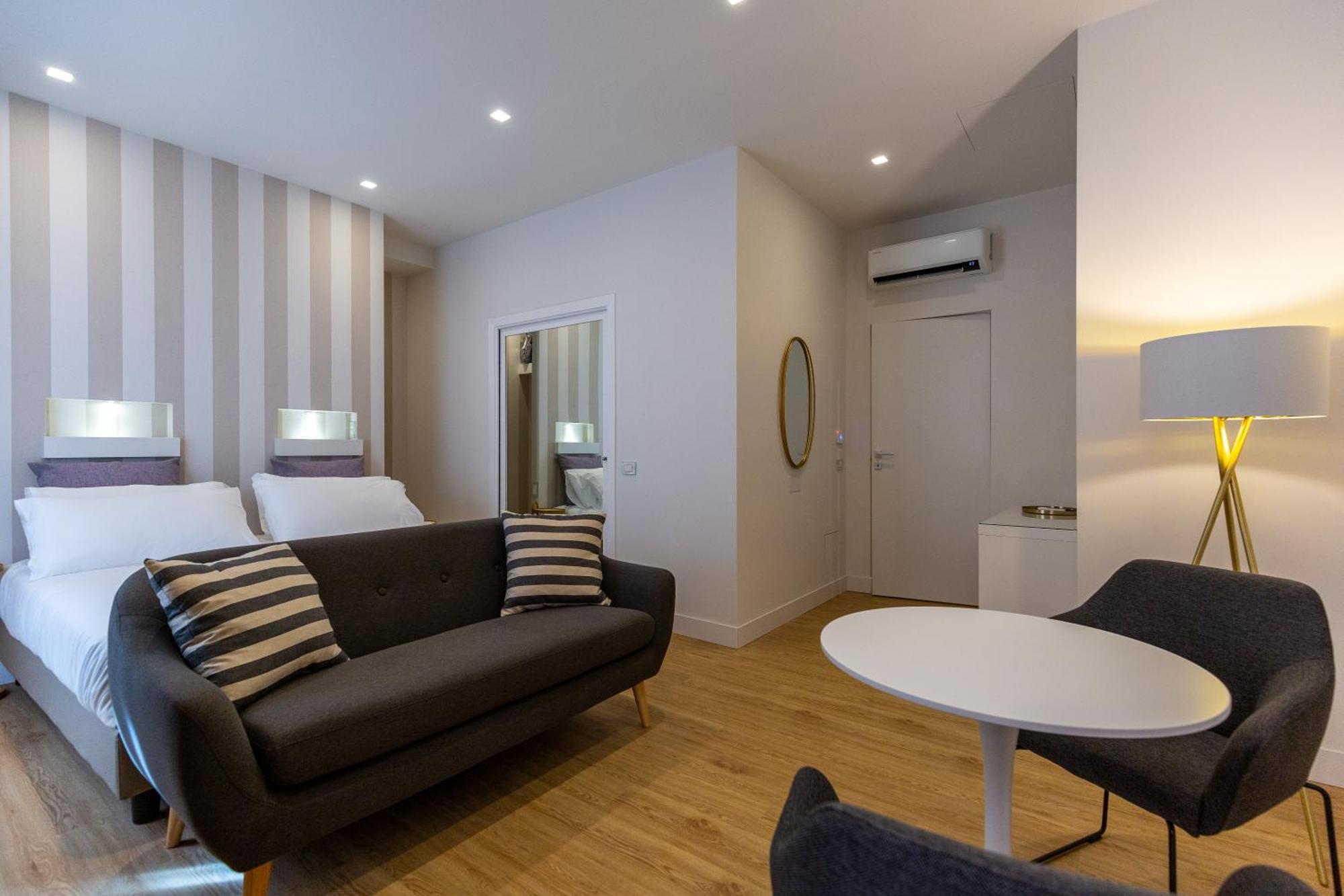 Casa Lounge Costituzione Hotel Каляри Екстериор снимка