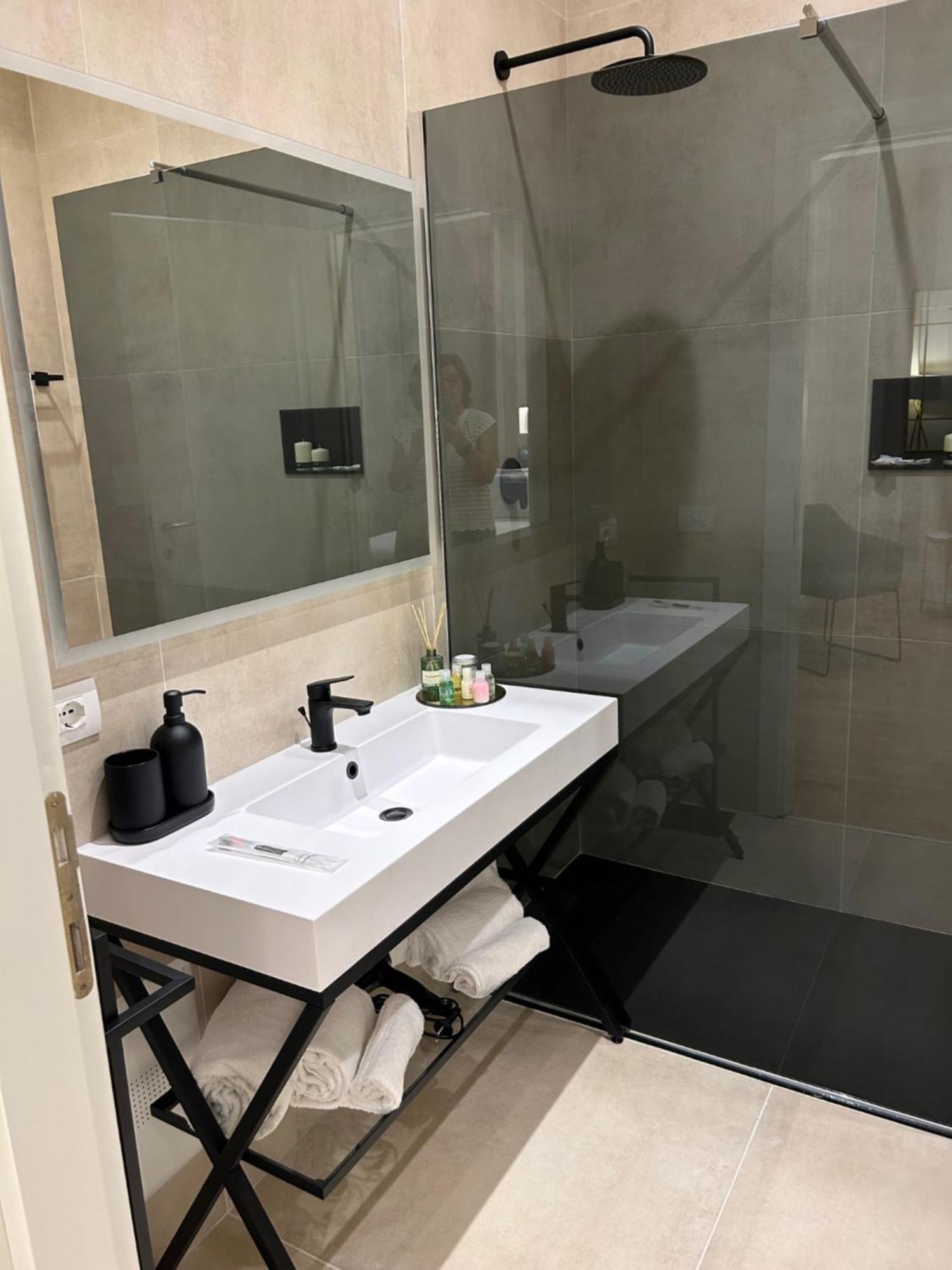 Casa Lounge Costituzione Hotel Каляри Екстериор снимка