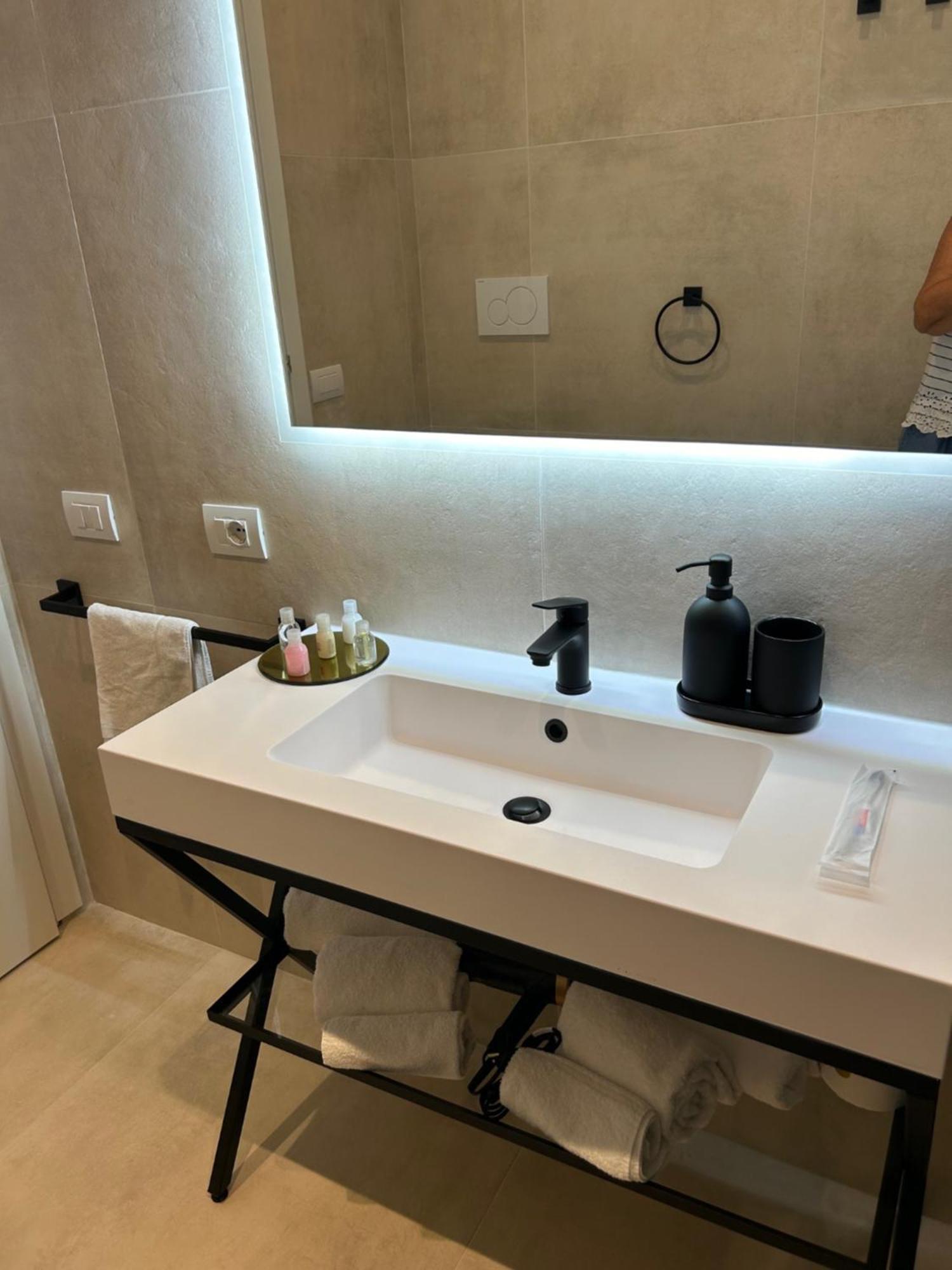 Casa Lounge Costituzione Hotel Каляри Екстериор снимка